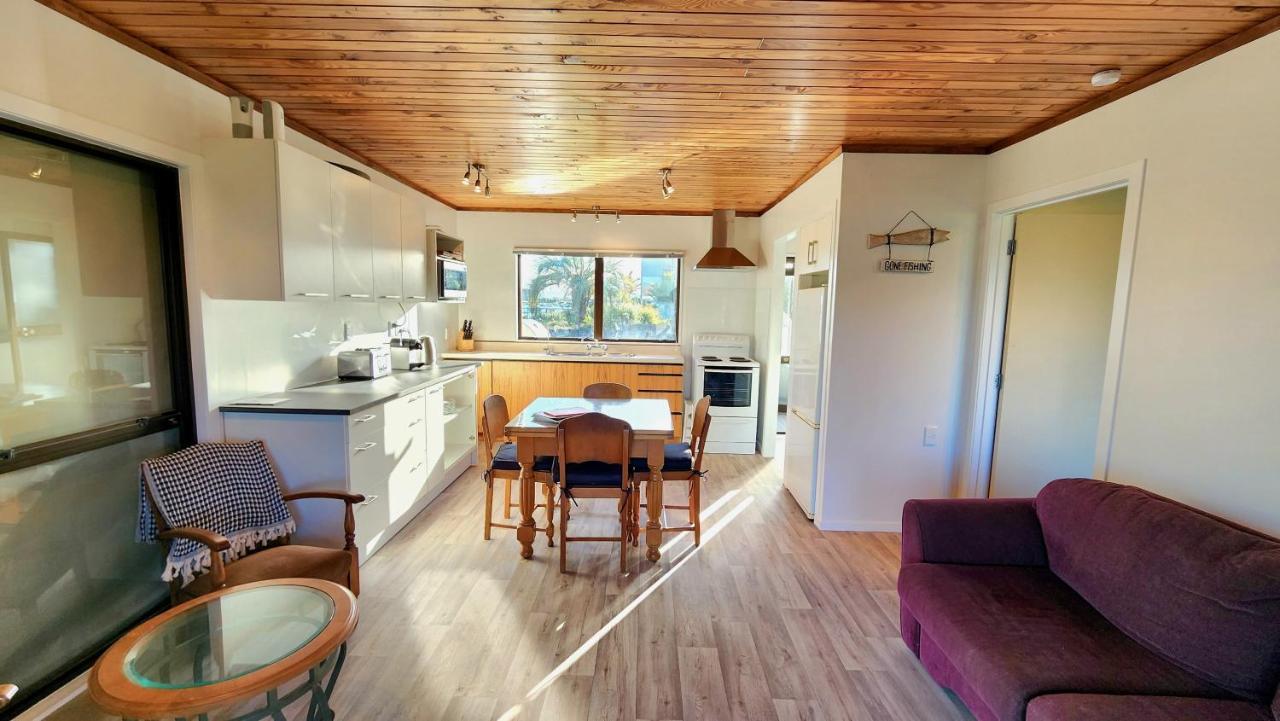 The Sunrise Bach - One Tree Point Holiday Home Exterior foto